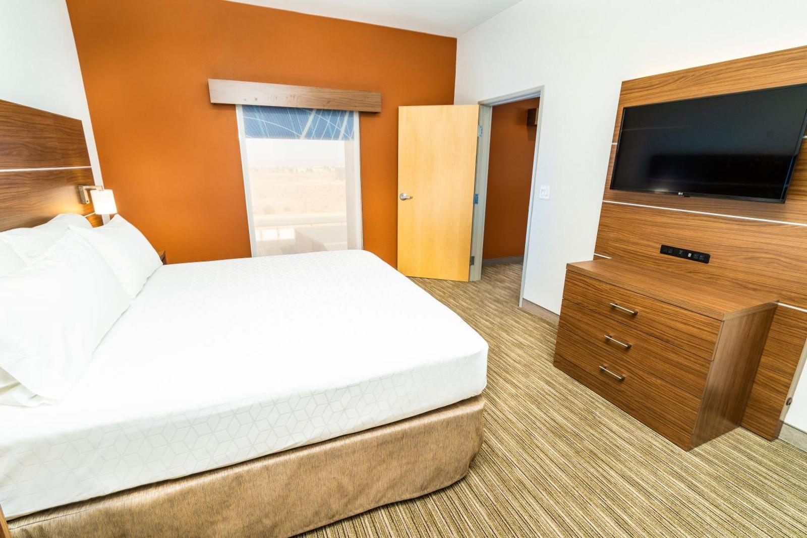 Holiday Inn Express & Suites Las Vegas I-215 S Beltway